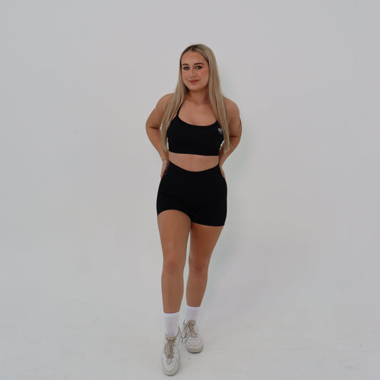 Black Seamless Crop